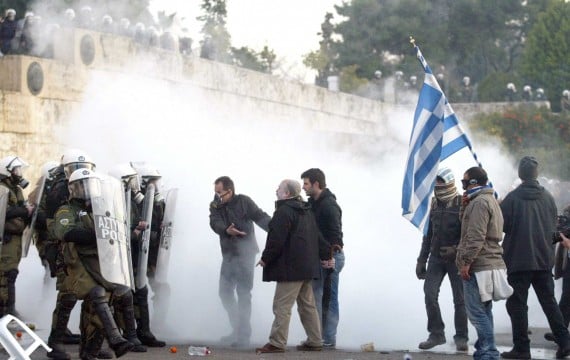 Affrontements entre manifestants et policiers à Athènes le 12 février 2012 (CHINE NOUVELLE/SIPA).