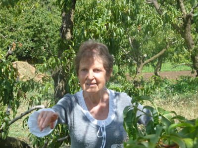 Madame Salles qui cultive son jardin pour les frères Pourcel à Castelnau-Le-lez